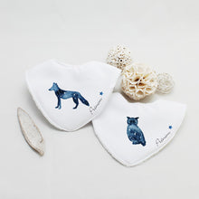 Charger l&#39;image dans la galerie, Bavoir bandana personnalisable avec le prénom de bebe, modèle constellation chien et hibou duo | Bout&#39;D&#39;Chou